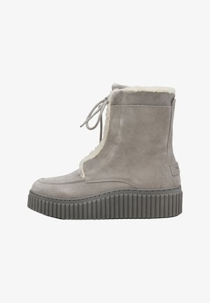 Grauer Wildleder-Winterstiefel bis zur Mitte der Wade mit weißem Lammfellfutter, Schnürverschluss vorne und dicker, strukturierter Gummisohle.