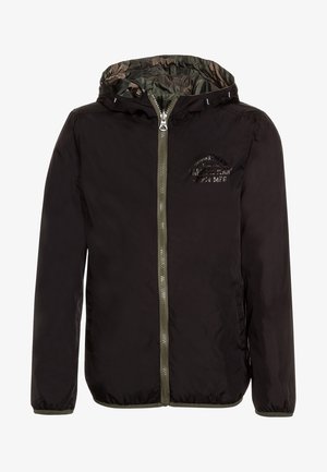 Giacca nera con cappuccio e chiusura a zip, dotata di fodera interna camouflage e logo testurizzato sul petto. Polsini e orlo elastici.