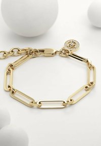 Bracciale in oro con collegamenti rettangolari e ovali alternati, con un ciondolo circolare decorato con pietre più piccole.