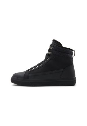 Zapatillas altas negras con un exterior de cuero suave, cuello de tela texturizada, ojales metálicos y suela de goma.