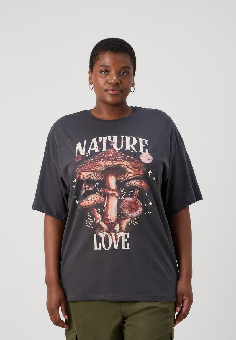 T-shirt graphique en coton gris foncé avec un design de champignon coloré et le texte "AMOUR DE LA NATURE" ; coupe décontractée et manches courtes.