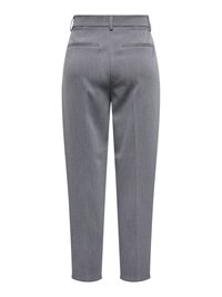Pantalon gris tailleur avec passants de ceinture, deux poches passepoilées à l’arrière et coupe droite.