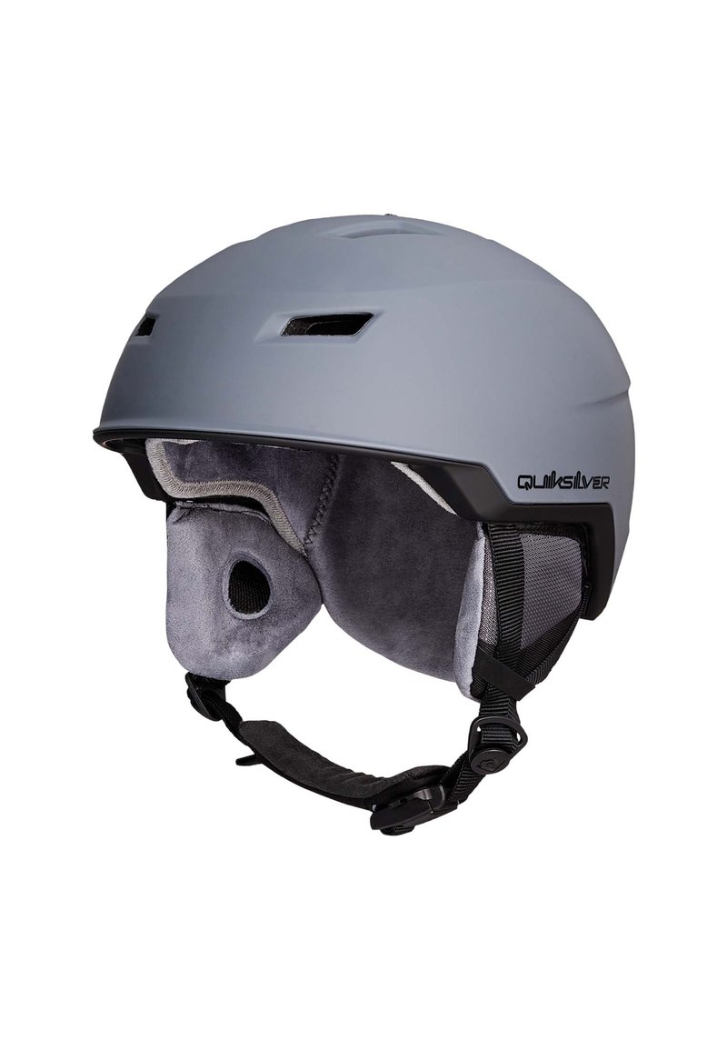 Grijze Quiksilver sneeuwsporthelm met gevoerde oorkappen, ventilatiegaten en verstelbare kinband op een witte achtergrond.