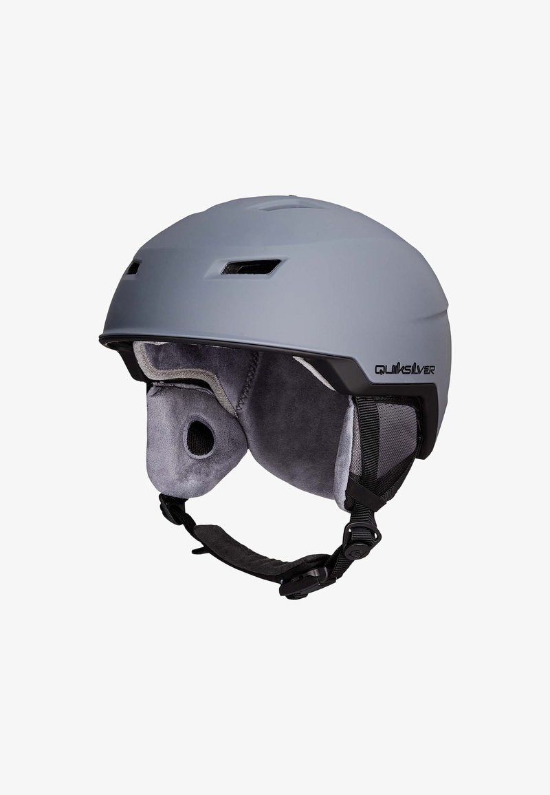 Grijze Quiksilver sneeuwsporthelm met gevoerde oorkappen, ventilatiegaten en verstelbare kinband op een witte achtergrond.