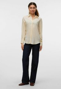 Vero Moda AWPAYTON - Skjortebluser - bone white