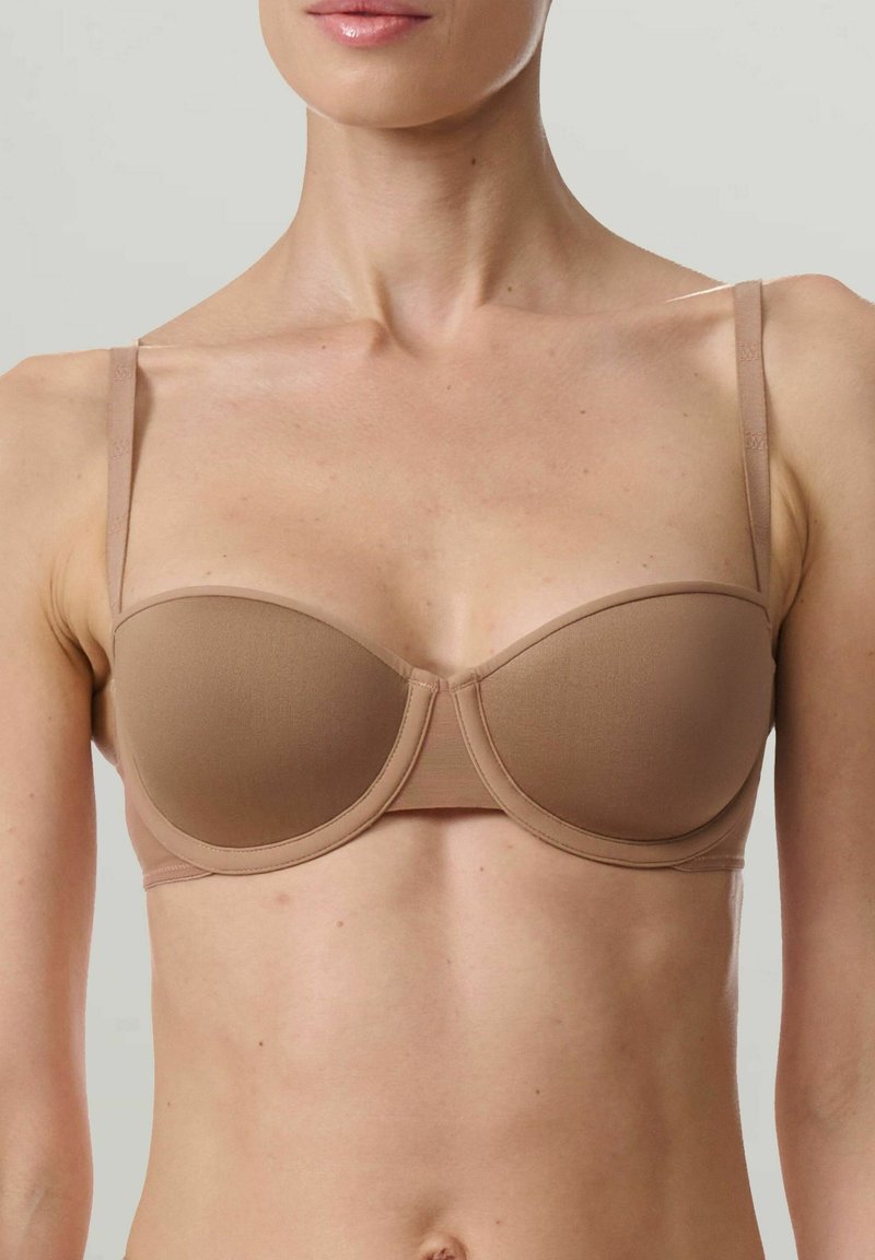 Hellbrauner trägerloser BH aus glattem, dehnbarem Stoff. Verfügt über gepolsterte Bügelcups und dünne, verstellbare Träger.