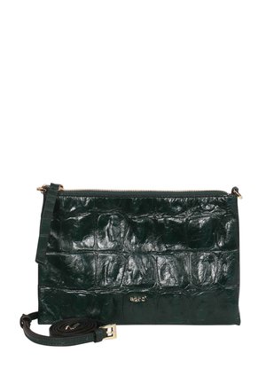Grüne Krokodil-Prägung Leder-Clutch mit Reißverschluss, abnehmbarem Tragegurt und goldfarbener Hardware. Glatte Textur, rechteckige Form.