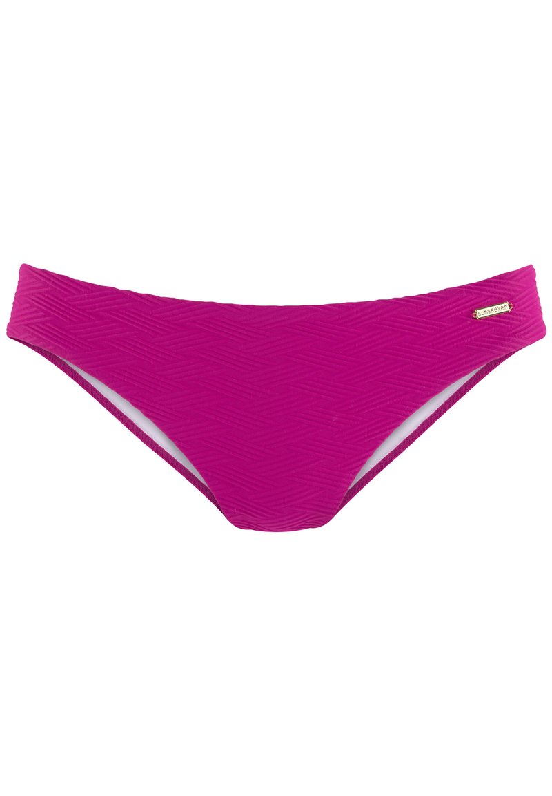 Rosa bikiniunderdel med en texturerad zigzagmönster och en slät yta. Inkluderar en liten metallisk logotypaccent på midjebandet.