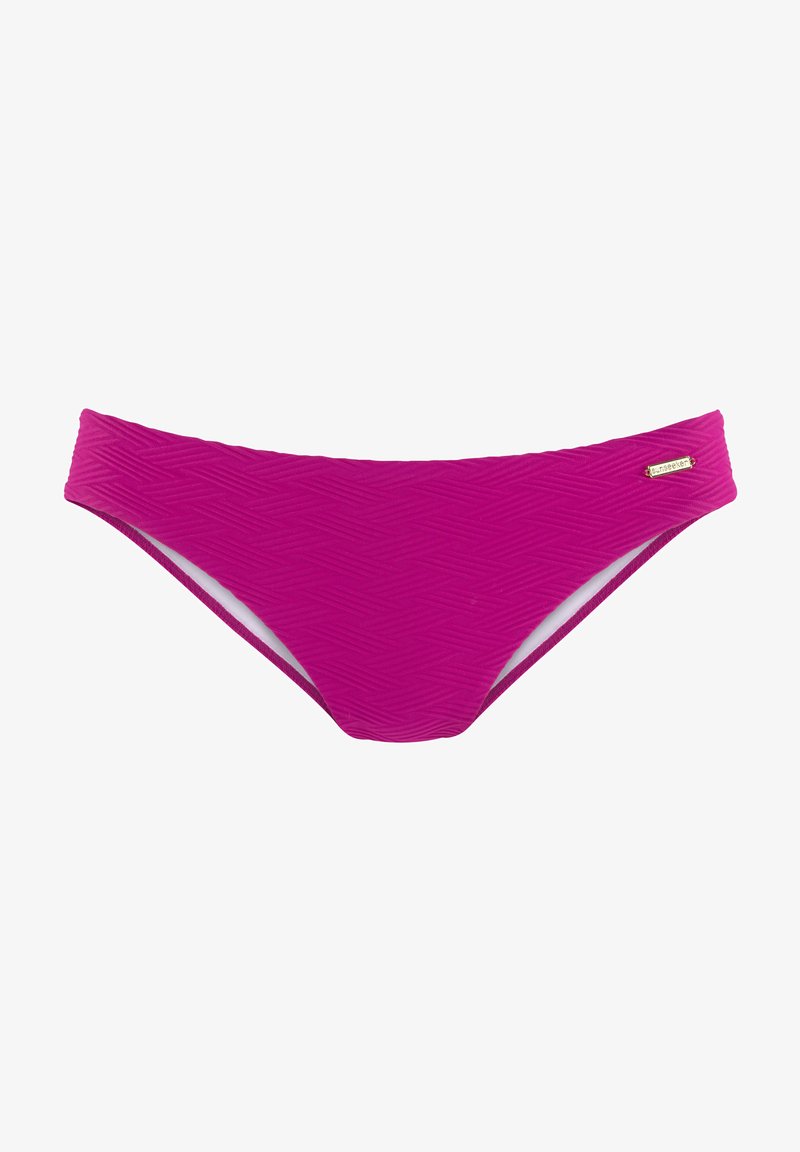 Różowe majtki bikini z teksturowanym wzorem zygzakowym, o gładkim wykończeniu. Zawiera mały metaliczny akcent z logo na pasa.