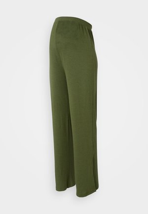 Oliva zöld, elmozduló nadrág, puha anyagból készült, rugalmas derékkal és oldalsó hasítékokkal a kényelem és a mozgás érdekében.