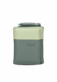 Bolso de cuero verde con un acabado texturizado. Presenta una sección superior de color verde claro y una base verde más oscura con un logo de la marca visible en la parte frontal.