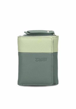 Porte-monnaie en cuir vert avec une finition texture. Il présente une partie supérieure vert clair et une base vert foncé avec un logo de marque visible sur le devant.