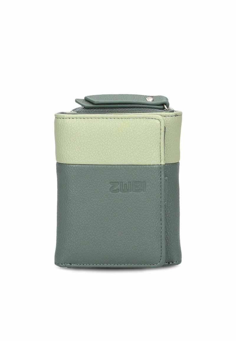 Bolso de cuero verde con un acabado texturizado. Presenta una sección superior de color verde claro y una base verde más oscura con un logo de la marca visible en la parte frontal.