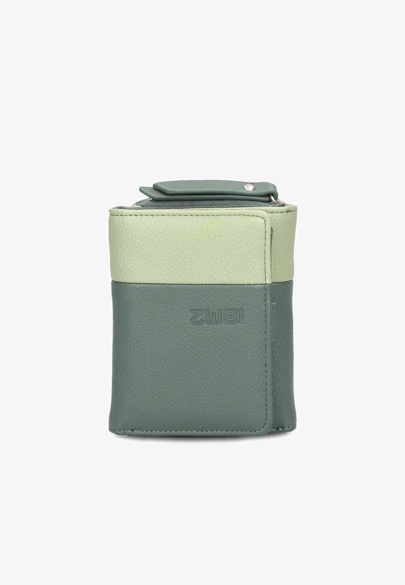 Bolso de cuero verde con un acabado texturizado. Presenta una sección superior de color verde claro y una base verde más oscura con un logo de la marca visible en la parte frontal.