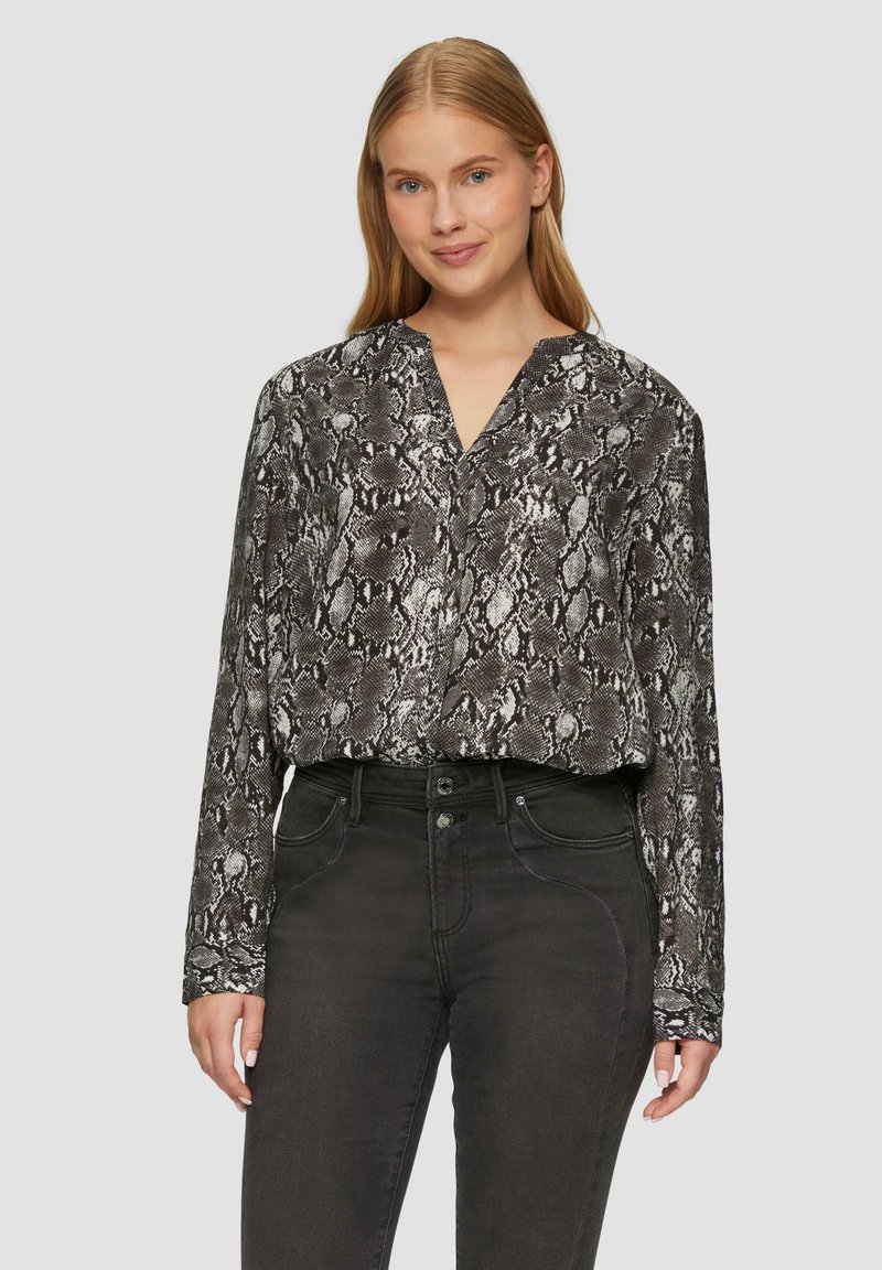 Zwart-witte slangenprint blouse van lichtgewicht stof, met een diepe V-hals, lange mouwen en een ontspannen pasvorm.
