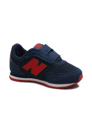 Scarpetta da bambino blu navy con logo "N" rosso, suola esterna rossa, intersuola bianca e chiusura con strap in velcro.