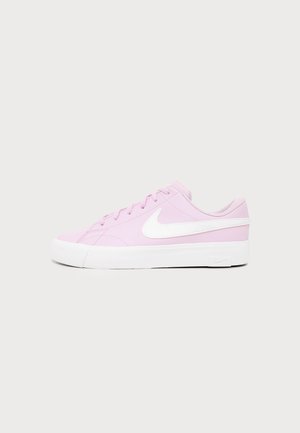 Lavtop lyserød sneaker med hvid sål og hvid Nike swoosh-logo på siden, vist på ensartet lyst baggrund.