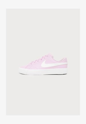 Baskets basses roses avec semelle blanche et logo Nike swoosh blanc sur le côté, présentées sur un fond clair uni.