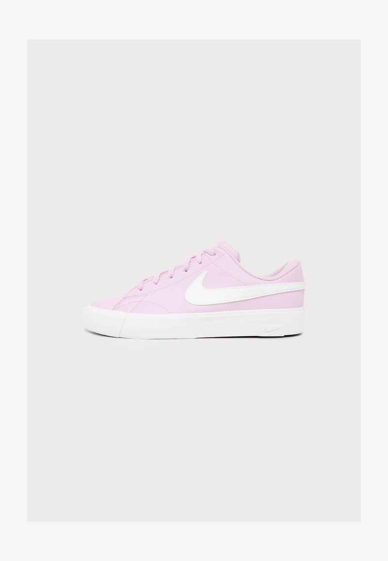 Ροζ sneaker χαμηλού προφίλ με λευκή σόλα και λευκό λογότυπο Nike swoosh στο πλάι, εμφανιζόμενο σε απλό ανοιχτό φόντο.