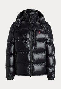 Giacca piumino nera lucida con cappuccio, zip frontale, tasca sul petto con cerniera, tasche laterali e piccolo logo rosso ricamato sul petto.
