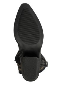 Czarna podeszwa buta z teksturowanym, gumowym gripem, charakteryzująca się zwężającym kształtem i lekkim obcasem. Brak widocznych wzorów lub ozdób.