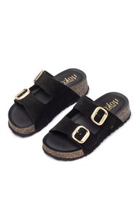 Sandali neri in suede con due strap regolabili, fibbie in tonalità dorata e suola piattaforma in sughero testurizzato, dotati di una soletta nera liscia.