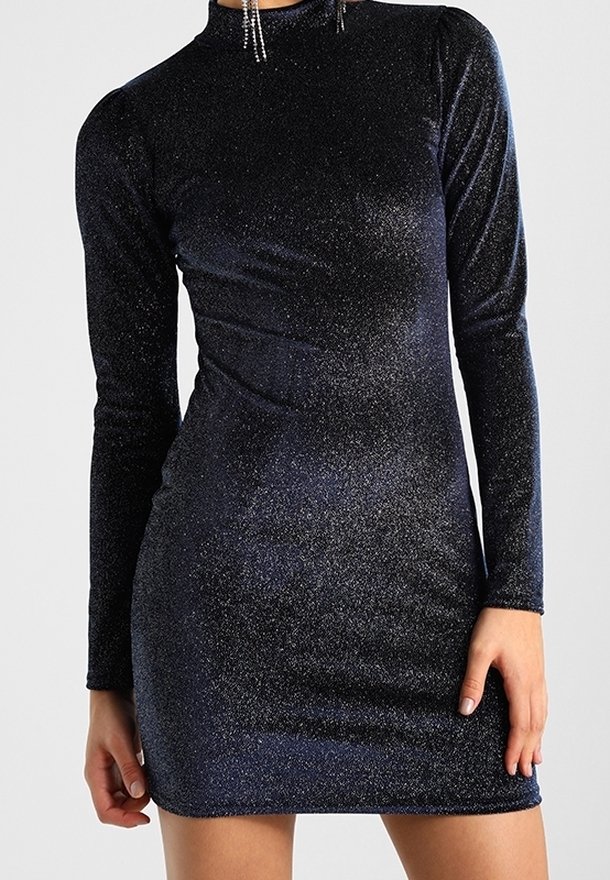 Laivastonsininen pitkähihainen mekko hohtavasta kankaasta, jossa on vartalonmyötäinen malli ja korkea kaulus, hienovaraisella kimaltavalla tekstuurilla kauttaaltaan.