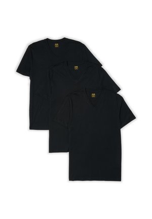 Drei schlichte schwarze V-Ausschnitt-T-Shirts übereinander auf weißem Hintergrund, jeweils mit einem kleinen gelben Markenetikett im Kragen.