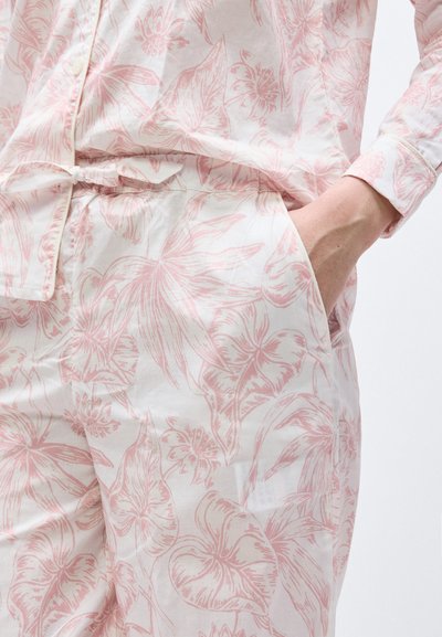 Σετ πυτζάμες ανοιχτού χρώματος με ροζ floral σχέδιο, με τοπ κουμπωτό και δεμένο στη μέση και παντελόνι με χέρι στην τσέπη.