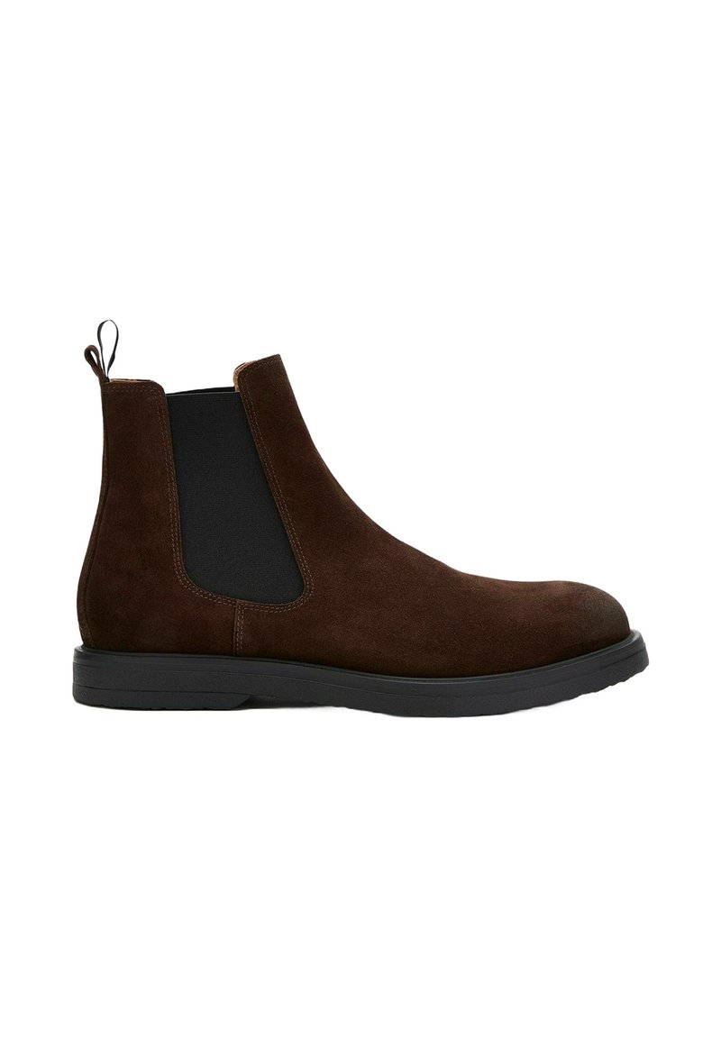Bruine suède Chelsea-boots met zwarte elastische zijkanten, een ronde neus en een lage zwarte rubberen zool. Voorzien van een treklipje aan de achterkant.