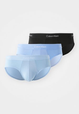 Pack de slips pour hommes Calvin Klein comprenant trois paires en bleu clair, bleu foncé et noir. Mélange de coton doux avec une ceinture logo. Coupe classique.