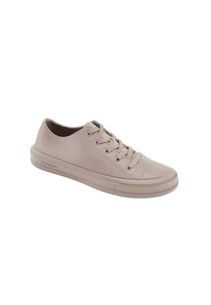 Beige lage sneaker met veters, rubberen zool en "holster"-logo aan de zijkant, geïsoleerd op een witte achtergrond.