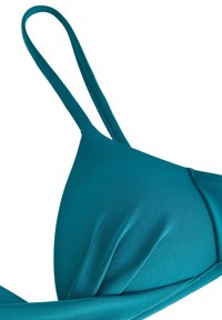 Tyrkysový bikiny top s tenkými ramínky, vyrobený z jemné, hladké tkaniny a s nařasenými detaily. Navržen pro pohodlné nošení a podpůrný tvar.