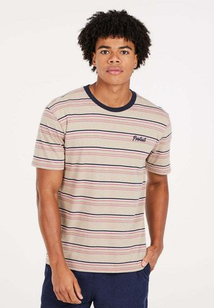 Beige gestreiftes T-Shirt mit marinefarbenem Kragen. Hat dünne horizontale Streifen in Rot, Blau und Creme. Kleines "Protect"-Logo auf der Brust.