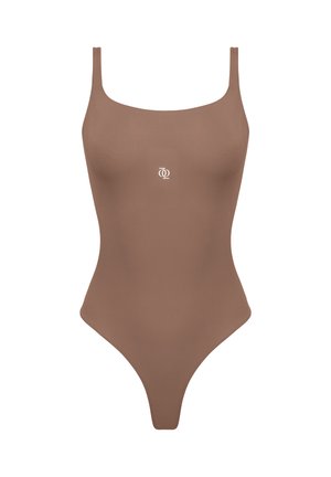 Brauner nahtloser Einteiler-Badeanzug mit dünnen Trägern und einem kleinen weißen Logo auf der Brust vor weißem Hintergrund.