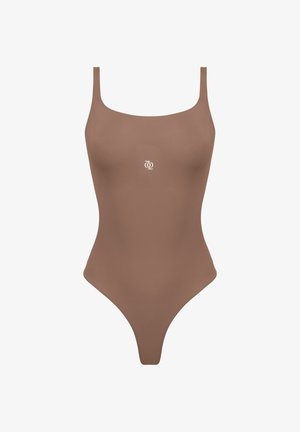 Brauner nahtloser Einteiler-Badeanzug mit dünnen Trägern und einem kleinen weißen Logo auf der Brust vor weißem Hintergrund.