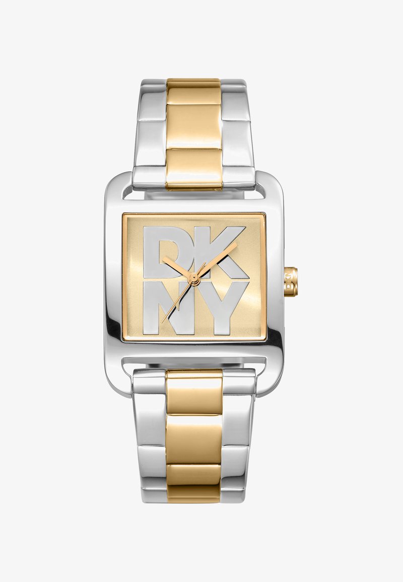 Orologio in metallo argento e dorato con quadrante quadrato, caratterizzato da uno sfondo dorato e il logo DKNY in evidenza, con lancette delle ore e dei minuti.