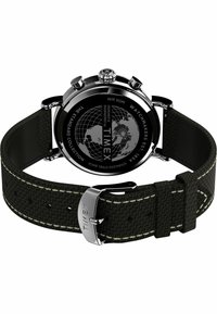 Tylny widok zegarka Timex z czarnym tekstylnym paskiem, srebrną klamrą i grawerowanym stalowym tyłem z wzorem mapy świata.