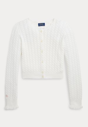 Cárdigan corto blanco de punto trenzado con mangas largas, botones de perla en la parte delantera, puños con borde ondulado y pequeña flor bordada en el puño izquierdo.