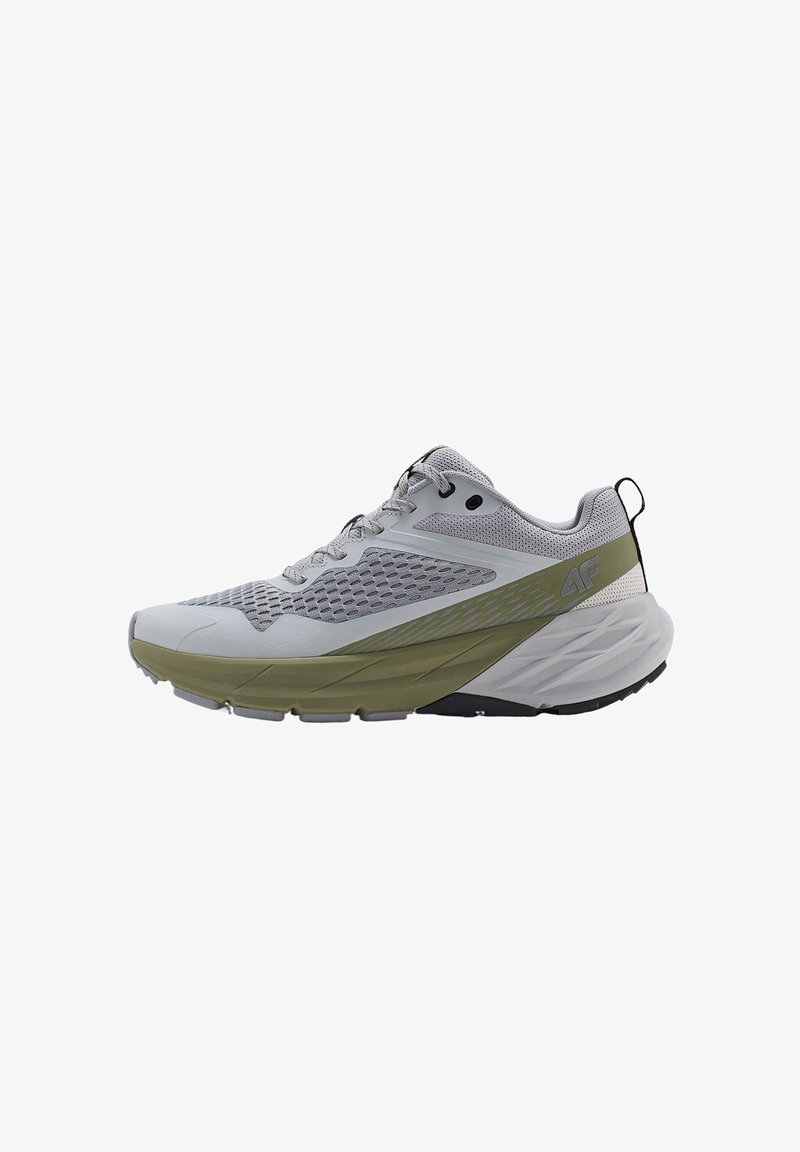 Chaussure de sport grise avec une tige en mesh respirant, des accents contrastants vert olive et gris, une semelle texturée et un design léger.