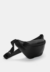 Čierny kožený bum bag s zakriveným dizajnom, zipsovým vreckom, nastaviteľným popruhom a hladkým povrchom. Kompaktný a funkčný štýl.