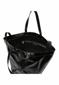 Czarna torebka tote z lakierowanej skóry z dwoma uchwytami na ramię, pojemne wnętrze i kieszeń na zamek błyskawiczny. Zawiera wytłoczone logo.