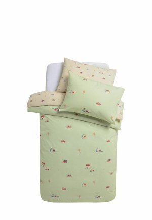 Set di biancheria da letto per bambini con coperture verde chiaro e beige, decorato con piccole illustrazioni colorate di veicoli e alberi.