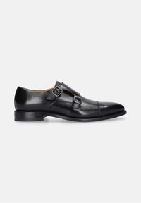 Zwarte leren schoenen met een spitse neus, dubbele gespsluiting en een lage, stevige hak. Gladde textuur met minimale stitching.