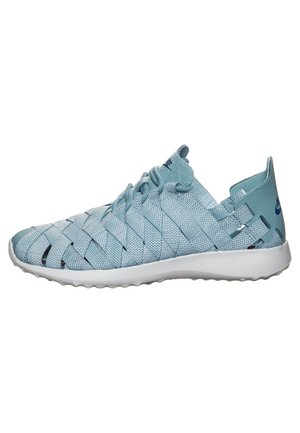 Jasnoniebieski sneaker Nike z tkanym materiałowym cholewką, białą podeszwą i sznurowanym zapięciem, pokazany z boku na białym tle.