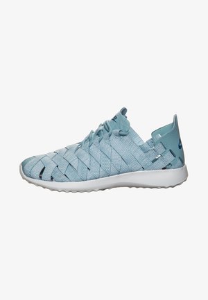 Jasnoniebieski sneaker Nike z tkanym materiałowym cholewką, białą podeszwą i sznurowanym zapięciem, pokazany z boku na białym tle.