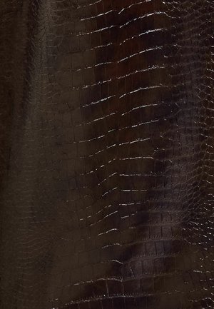 Friends Like These, PETITE FIT - FAUX LEATHER TAILORED WIDE LEG TROUSERS - Stoffhose - chocolate brown croc