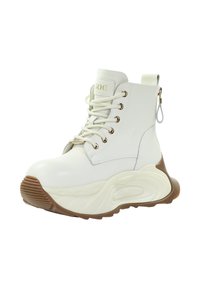 Białe wysokie botki wykonane ze skóry syntetycznej. Posiadają okrągły nosek, wiązanie na sznurowadła, złote okucia oraz masywną brązową gumową podeszwę.