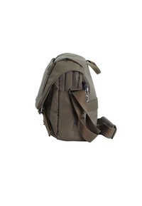 Olivgrüne Stofftasche mit einer gepolsterten Struktur, verstellbarem Trageriemen und mehreren Reißverschlüssen. Verfügt über eine Seitentasche und verstärkte Nähte.