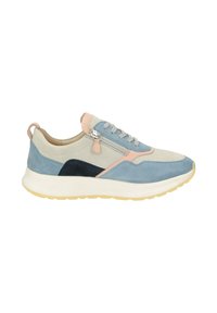 Low-top sneaker met beige, blauwe, roze en zwarte suède panelen, grijze veters, zijrits en dikke witte zool met lichtbruine buitenzool.